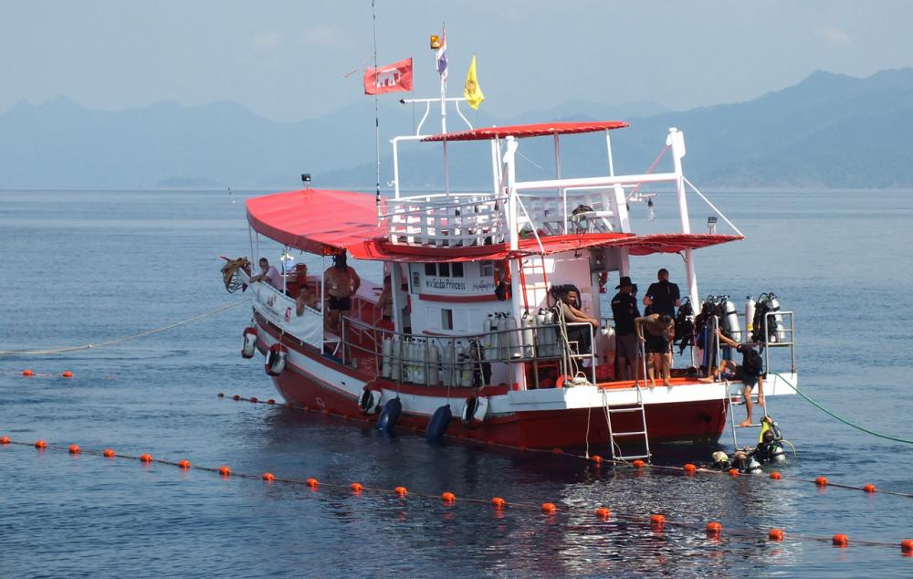 เรือบรรทุกนักท่องเที่ยว พาชมความสวยงามของท้องทะเลไทย