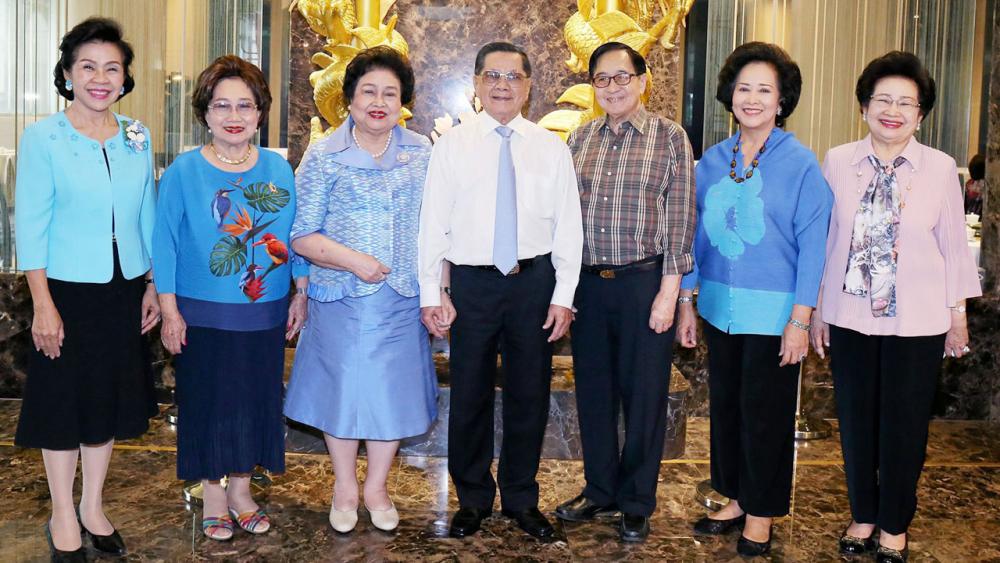สดใส พล.ต.หญิง คุณหญิงอัสนีย์ เสาวภาพ จัดงานเลี้ยงฉลองวันเกิดให้สวีตฮาร์ท พล.อ.สิงหา เสาวภาพ โดยมี พล.ท.ปัญญา อยู่ประเสริฐ, ผศ.ดร.วชิรญา บัวศรี, ระเบียบรัตน์ พงษ์พานิช และ เพ็ญพักตร์ ศรีทอง มาร่วมอวยพรด้วย ที่โรงแรมมิราเคิล แกรนด์ คอนเวนชั่น วันก่อน.
