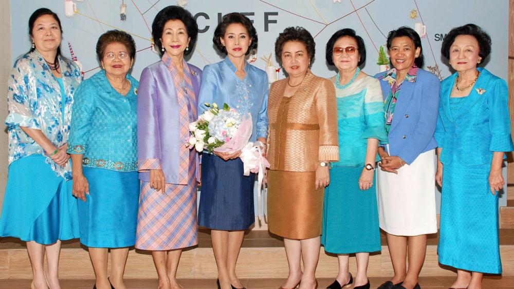 สตรีดีเด่น ดร.อรรชกา สีบุญเรือง, คุณหญิงผะอบทิพย์ ศาตะมาน, พล.ต.หญิงนงพงา ข่มไพรี, ม.ล.สิริณา จิตตาลาน และ ปณีดา สิกขะมณฑล มาร่วมกันแสดงความยินดีแก่ ฉฏา สีบุญเรือง ในโอกาสได้รับพระราชทานโล่เชิดชูเกียรติสตรีไทยดีเด่น ปี 2559 ที่โรงแรมเคล็ฟ วันก่อน.