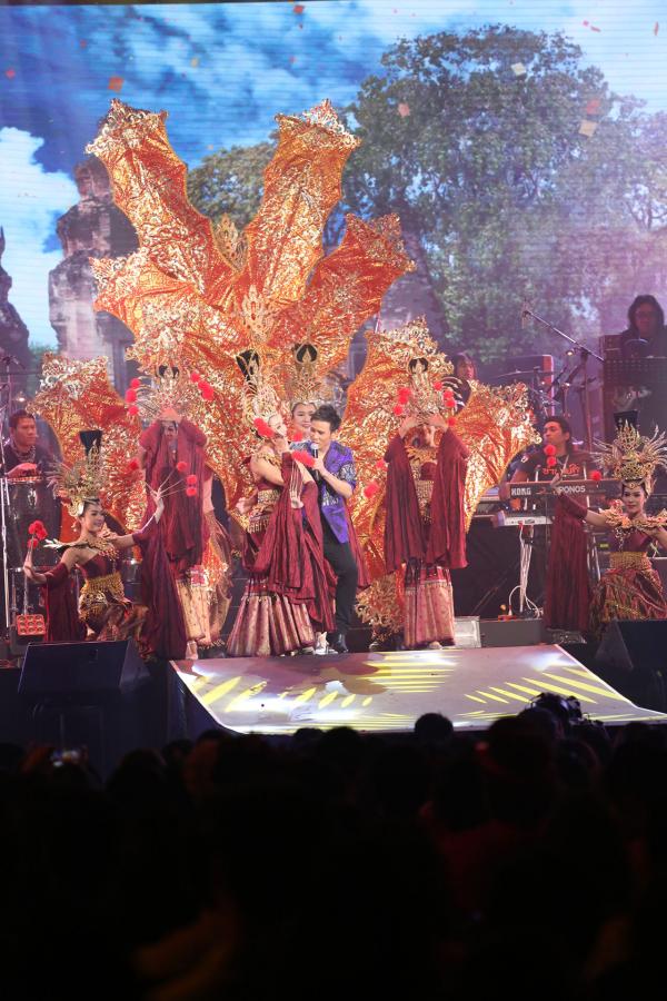 ไผ่ พงศธร
