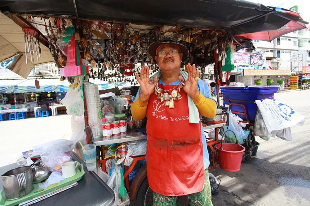 ‘ลุงอ้วน’ รถขายกาแฟโบราณหน้าโลตัสศรีนครินทร์ ผู้สร้างเอกลักษณ์ด้วยการนำพระเครื่องกว่า 500 องค์มาแขวนรอบรถ