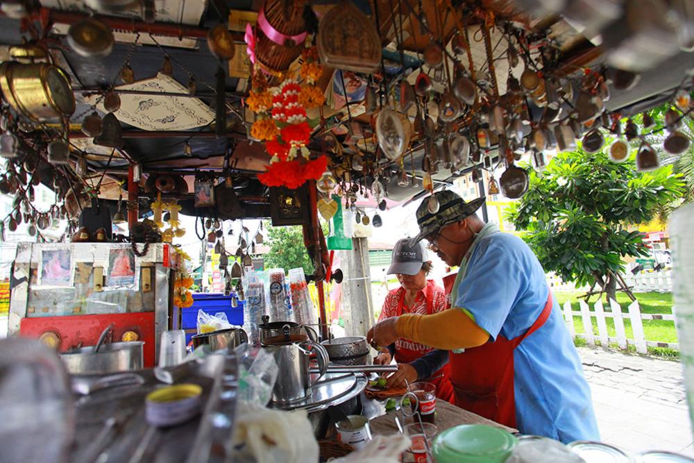 ระหว่างลุงอ้วน ชงกาแฟ