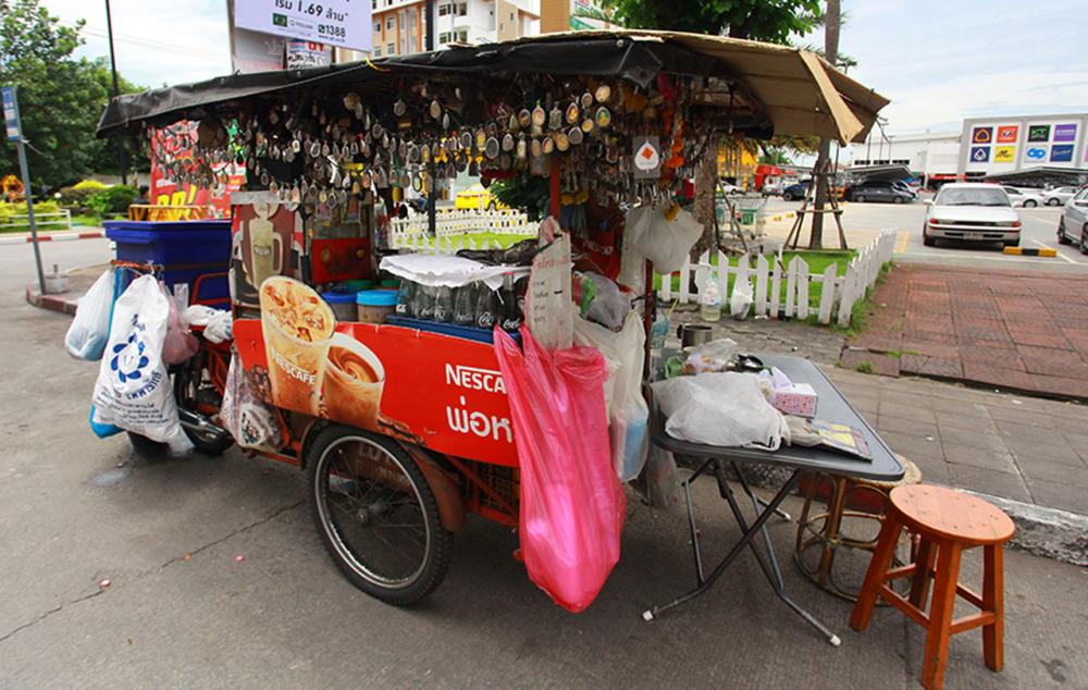 พระเครื่องกว่า 500 องค์แขวนอยู่รอบรถ