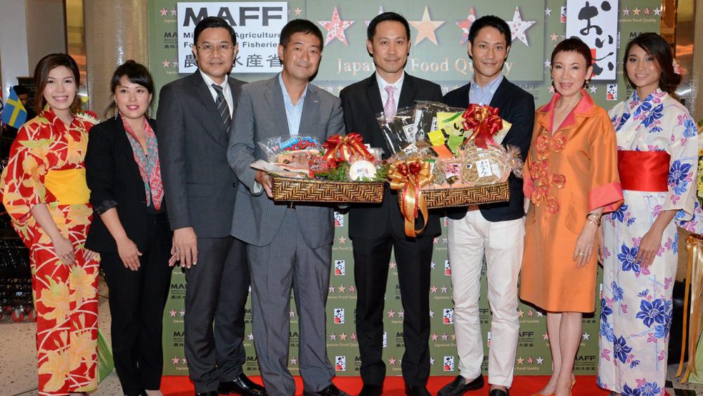 น่ากินจัง ชัยรัตน์ เพชรดากูล เปิด “เจแปนนิส ฟู้ด ควอลิตี้” งานรวมสินค้าด้านอาหารจากญี่ปุ่น แบบครบครันทั้งผัก-ผลไม้-อาหารทะเล จัดถึง 15 ก.ย. โดยมี โก นิชิ, โคเฮ ทสึดะ, นงนุช นามวงศ์ และ ญาณินทร เตมียบุตร มาร่วมงานด้วย ที่กูร์เมต์ มาร์เก็ต เอ็มควอเทียร์ วันก่อน.
