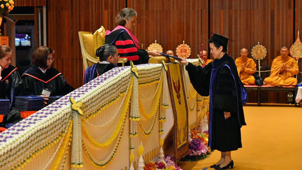 สมเด็จพระเทพรัตนราชสุดาฯ สยามบรมราชกุมารี เสด็จพระราชดำเนินแทนพระองค์พระราชทานปริญญาบัตรและประกาศนียบัตรแก่ผู้สำเร็จการศึกษาจาก มหาวิทยาลัยมหิดล ประจำปีการศึกษา 2558 ในการนี้ คุณหญิงวรรณา สิริวัฒนภักดี เข้ารับพระราชทานปริญญาดุษฎีบัณฑิตกิตติมศักดิ์ สาขาวิชาการจัดการ ณ มหาวิทยาลัยมหิดล พุทธมณฑล เมื่อวันที่ 2 กันยายน.