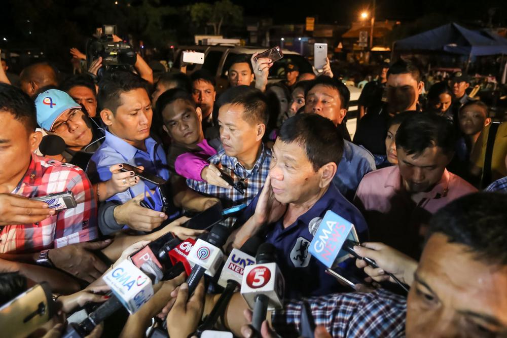 ประธานาธิบดีโรดริโก ดูเตร์เต ให้สัมภาษณ์นักข่าว ขณะมาตรวจดูที่เกิดเหตุระเบิดรุนแรง