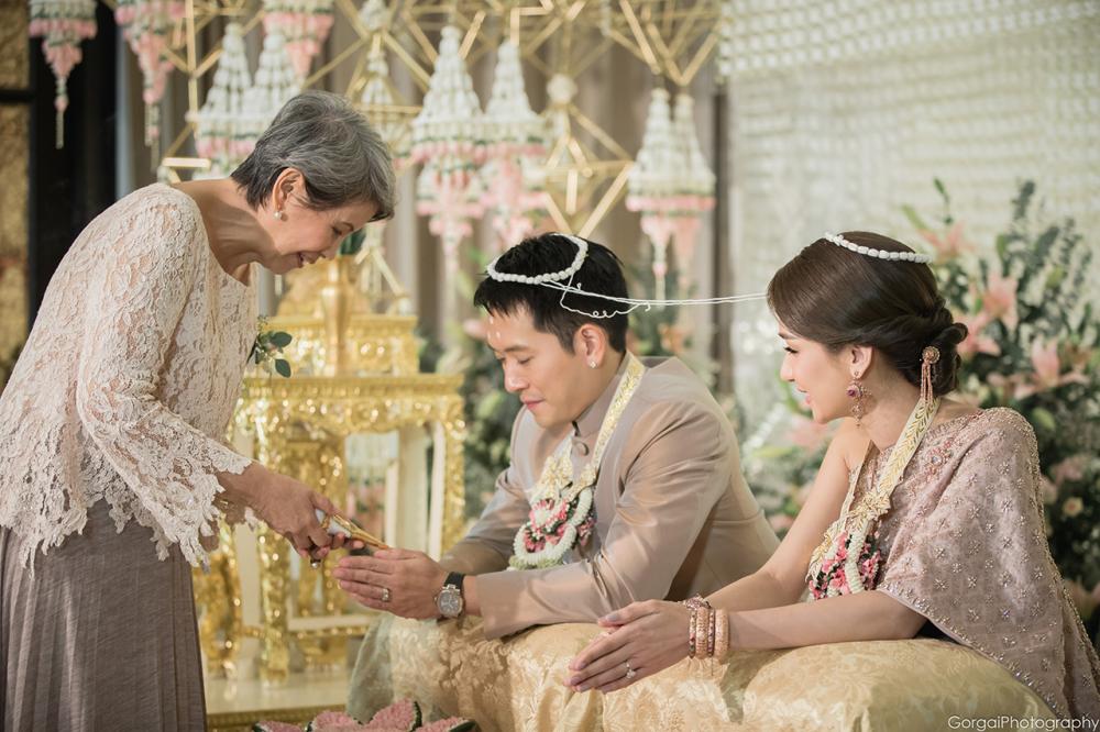 บรรยากาศพิธีรดน้ำสังข์ เนย-อาร์ม
