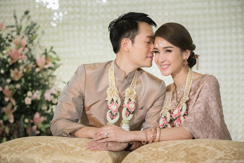บรรจงหอมแก้มเบาๆ