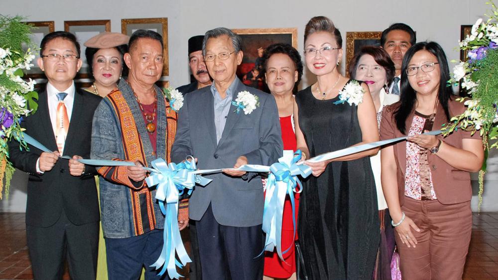 ชมศิลปะ ชวน หลีกภัย อดีตนายกรัฐมนตรี เปิดนิทรรศการศิลปะจิตรกรรม “ศิลปอลังการ 4” ผลงานของ อุดมลักษณ์ ทรงสุวรรณ จัดถึง 30 ต.ค. โดยมี พรสรรค์ กำลังเอก, ลลิสา จงบารมี และ สหภูมิ ภูมิธฤติรัฐ มาร่วมงานด้วย ที่หอศิลปเจ้าฟ้า พิพิธภัณฑสถานแห่งชาติ วันก่อน.