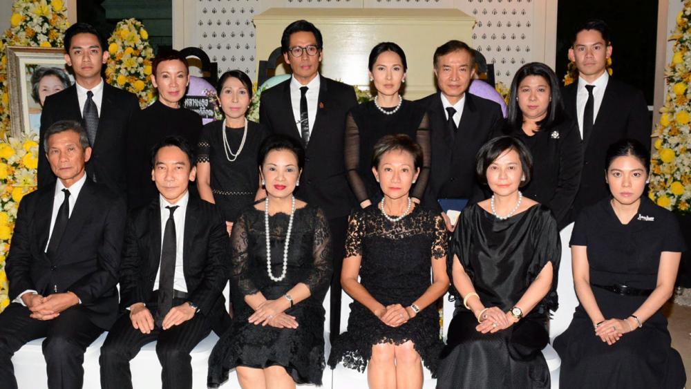 สู่สุคติ กฤษณา อัมพุช เป็นประธานในพิธีสวดพระอภิธรรมศพ กรรณิการ์ พานทอง โดยมี พล.อ.ไพโรจน์—เกล็ดดาว พานิชสมัย, คุณหญิงกอแก้ว บุณยะจินดา, ธงไชย แมคอินไตย์, เกรียงศักดิ์ ตันติพิภพ และ พอฤทัย ณรงค์เดช มาร่วมในพิธีด้วย ที่วัดชลประทานรังสฤษดิ์ วันก่อน.
