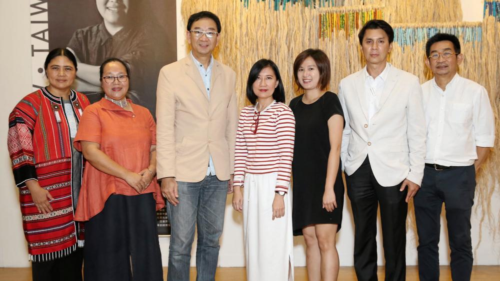 ผ่านลายผ้า ผศ.ดร.นํ้าฝน ไล่สัตรูไกล จัดนิทรรศการ “Texture Art Exhibition” เพื่อแลกเปลี่ยนวัฒนธรรมไทย-ไต้หวัน ผ่านเส้นลายผ้า จัดถึง 30 ก.ย. โดยมี อภิสิทธิ์ ไล่สัตรูไกล,ศ.เอกชาติ จันอุไรรัตน์, ยูมา ทารุ และ ลิน ซู ลี มาร่วมงานด้วย ที่พิพิธภัณฑ์วังสวนผักกาด วันก่อน.