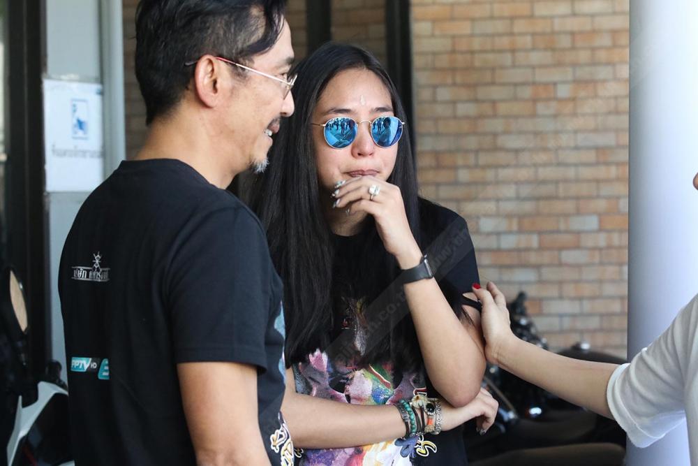 หญิงแมงมุมร้องไห้หลังถูกสื่อถามถึงเรื่องน้องจีน่า ที่ไปอยู่กับช่อง 3