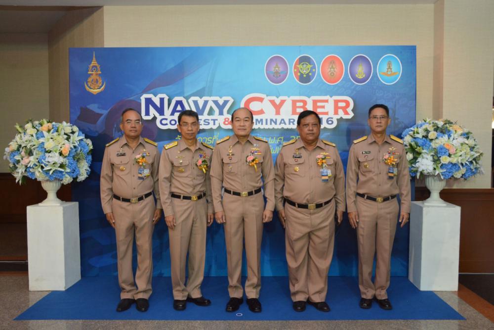 บิ๊ก ทร.ร่วมถ่ายภาพกับแม่ทัพเรือ