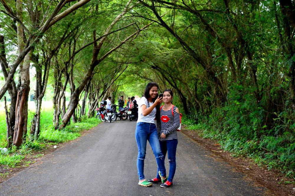 อดใจไม่ไหว ถนนอุโมงค์ ต้นไม้ ร่มรื่นสวยงาม ใครผ่านไปผ่านมา ต้องขอลงไปถ่ายรูปเป็นที่ระลึก