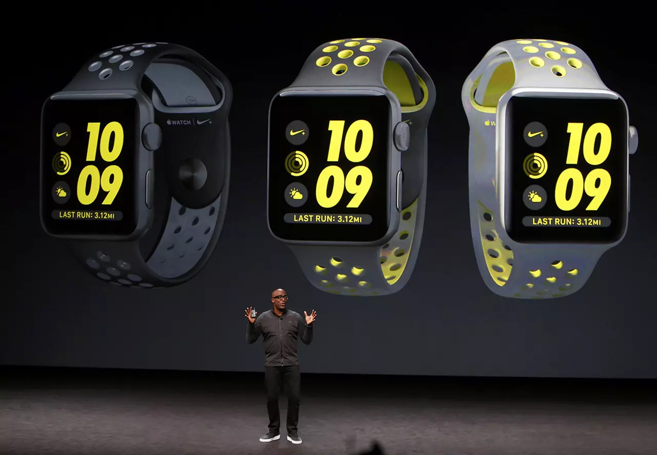'แอปเปิล' เปิดตัว 'Apple Watch Series 2' ยกเครื่องใหม่ ใส่ว่ายน้ำได้