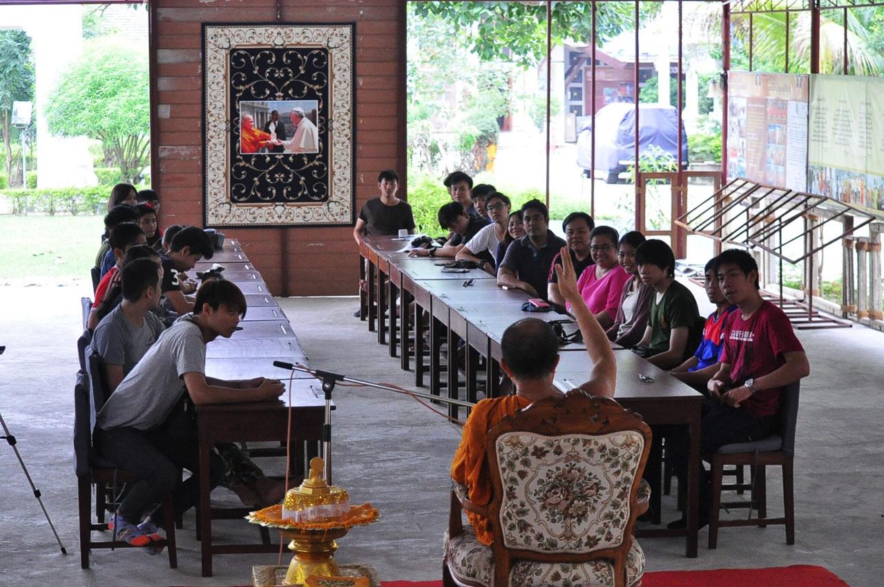 คณะนักศึกษาจากมหาวิทยาลัยเมืองปูเน่ รัฐมหารัชฏะ เดินทางมาที่วัดไทยพุทธคยา