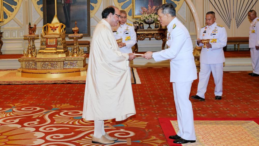 สมเด็จพระบรมโอรสาธิราชฯ สยามมกุฎราชกุมาร เสด็จออกแทนพระองค์พระราชทานพระราชวโรกาสให้มูรอด เบลฮัสเซน เอกอัครราชทูตสาธารณรัฐตูนิเซีย เข้าเฝ้าฯ ถวายอักษรสาส์นตราตั้ง ณ พระที่นั่งอัมพรสถาน เมื่อวันก่อน.