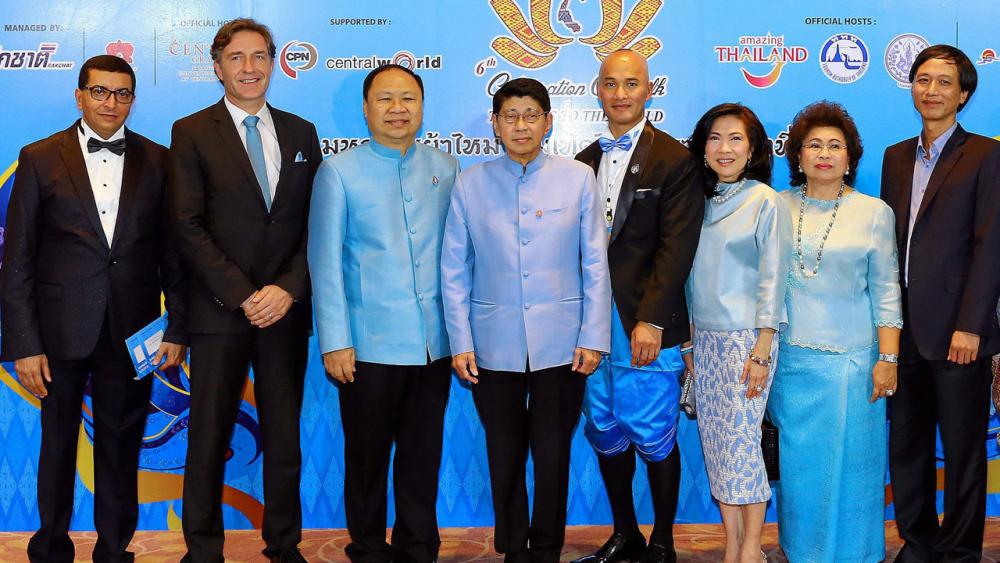ไหมไทย ศ.ดร.วิษณุ เครืองาม รองนายกรัฐมนตรี เปิดงาน มหกรรมผ้าไหมไทยร่วมเทิดไท้องค์ราชินี โดยมี วิษณุ เจริญศิลป์, เอ็ดเวิร์ด กิตติ, สุพัตรา จิราธิวัฒน์, ดร.ฉวีรัตน์ เกษตรสุนทร และ เอนโน่ โดรเฟนิก มาร่วมงานด้วย ที่ รร.เซ็นทาราแกรนด์ เซ็นทรัลเวิลด์ วันก่อน.