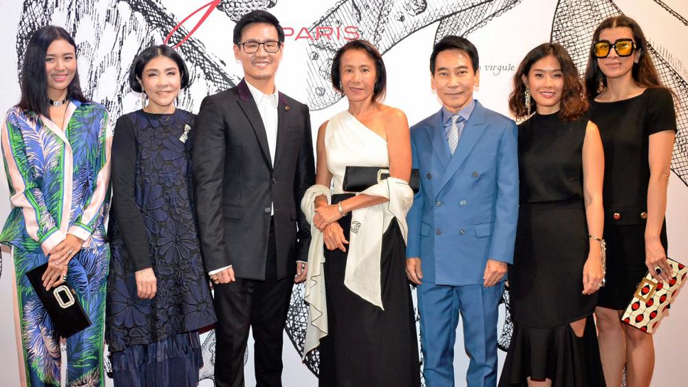 น่าชมมาก สุวดี พึ่งบุญพระ และ โอฬาร ปุ้ยพันธวงศ์ เปิดนิทรรศการ Roger Vivier The Retrospective Exhibition ฉลองครบรอบ 80 ปี “โรเฌร์ วิวีเยร์” แบรนด์เครื่องหนังจากฝรั่งเศส โดยมี ศุภลักษณ์ อัมพุช, เกรียงศักดิ์ ตันติพิภพ และ มณฑ์ลัชชา สกุลไทย มาร่วมงานด้วย ที่ดิ เอ็มโพเรียม วันก่อน.
