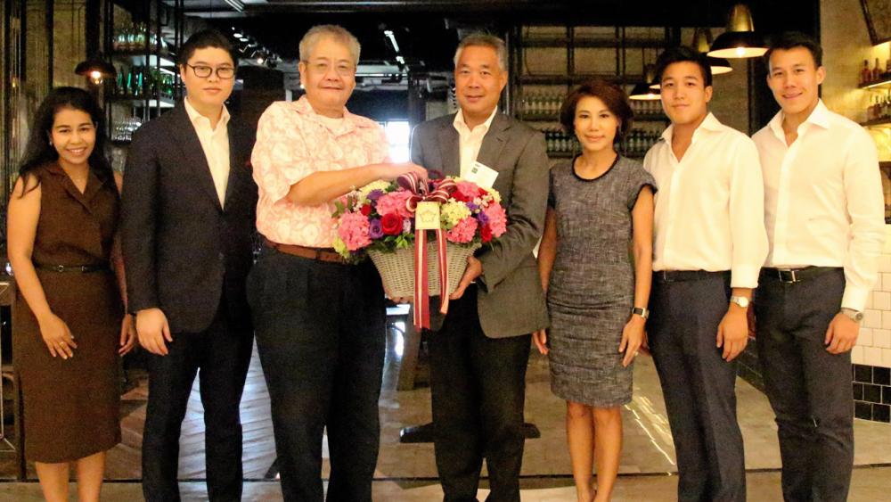 อาหารอร่อย กวีพันธ์ เอี่ยมสกุลรัตน์ มอบกระเช้าดอกไม้แสดงความยินดีแก่ พจน์ ลี ในโอกาสเปิด “วอเตอร์ ไลบรารี่” ร้านอาหารฝรั่งเศสสุดหรู โดยมี ศุภานวิต เอี่ยมสกุลรัตน์, นพดล นฤตรรกกุล, กวินทร์ เอี่ยมสกุลรัตน์ และ กฤษฏิ์ เอี่ยมสกุลรัตน์ มาร่วมงานด้วย ที่เดอะ คริสตัล วันก่อน.