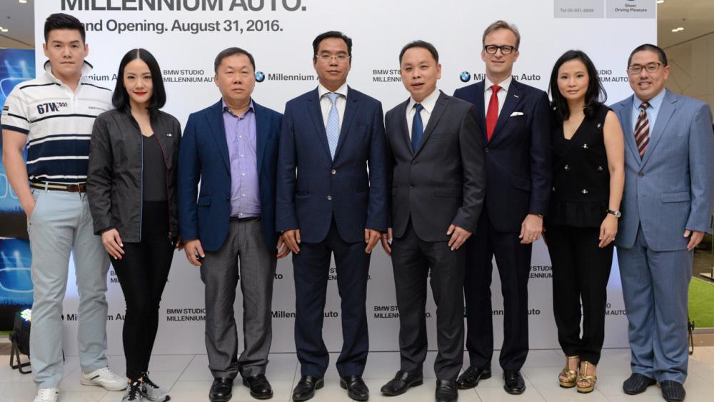 โชว์รูมใหม่ ดร.สัณหวุฒิ ธรรมชวนวิริยะ เปิดตัว “BMW Studio Millennium Auto” โดยมี สุทธิภัค จิราธิวัฒน์, ดร.ณัฐกิตติ์ ตั้งพูลสินธนา, อิศเรศ จิราธิวัฒน์, ลาร์ส นีลเซ่น, อรชุมา ดุรงค์เดช และ เจิดนภางค์ ธรรมชวนวิริยะ มาร่วมงานด้วย ที่เซ็นทรัลเวิลด์ วันก่อน.
