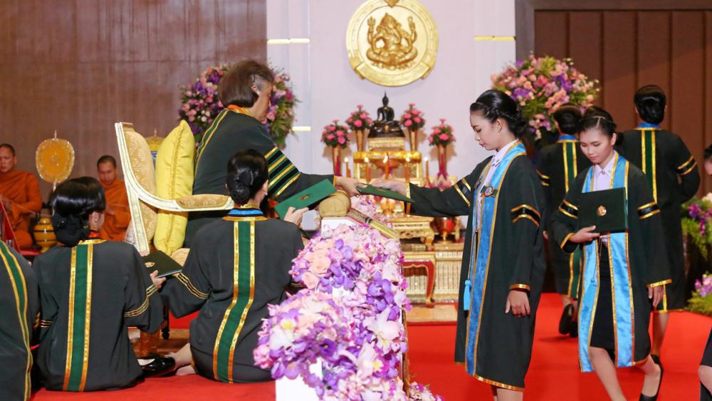สมเด็จพระเทพรัตนราชสุดาฯ สยามบรมราชกุมารี เสด็จพระราชดำเนินแทนพระองค์ไปพระราชทานปริญญาบัตรแก่ผู้สำเร็จการศึกษาจาก สถาบันบัณฑิตพัฒนศิลป์ ประจำปีการศึกษา 2558 ณ โรงละครแห่งชาติ เมื่อวันที่ 31 สิงหาคม.
