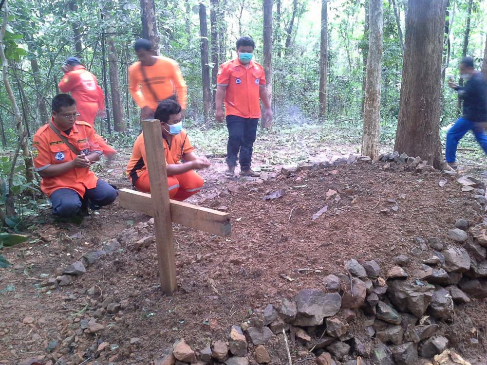 จนท.กำลังทำการขุดศพเด็กม้งขึ้นมาชันสูตร หลังได้เบาะแสว่าอาจไม่ใช่การฆ่าตัวตาย
