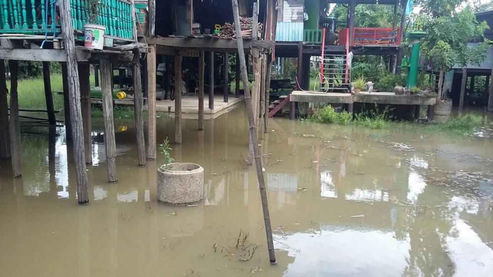 ระดับน้ำเริ่มสูงขึ้นเข้าท่วมบ้านเรือนปชช.ที่อยู่ริมน้ำ หลังเขื่อนเจ้าพระยาเริ่มระบายน้ำลงมา