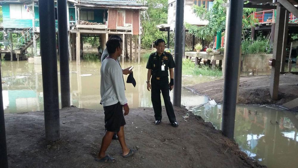 จนท.ลงมาตรวจสอบหลังมีการปล่อยน้ำลงมาในพื้นที่ เตือนประชาชนริมน้ำระวัง