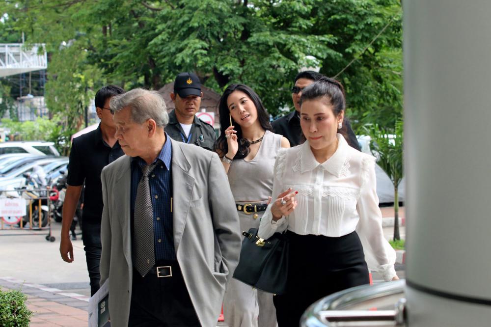 ไฮโซน้ำหวาน กับแม่ พร้อมทนายเดินทางมาศาล
