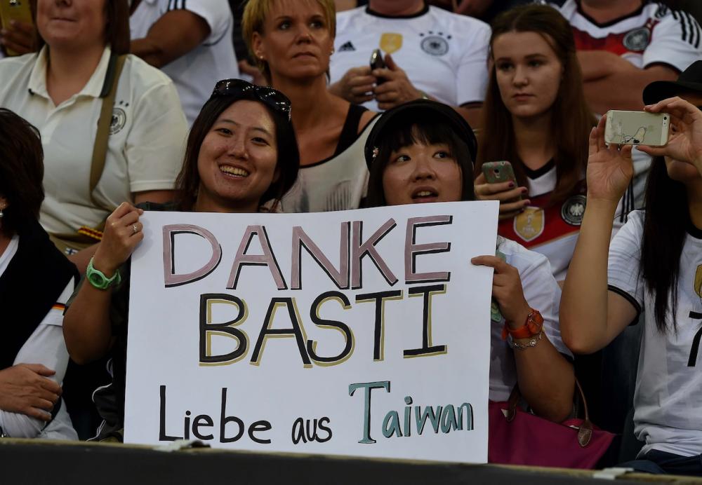 กองเชียร์ มาให้กำลัง บาสตี้ กันอย่างคับคั่ง
