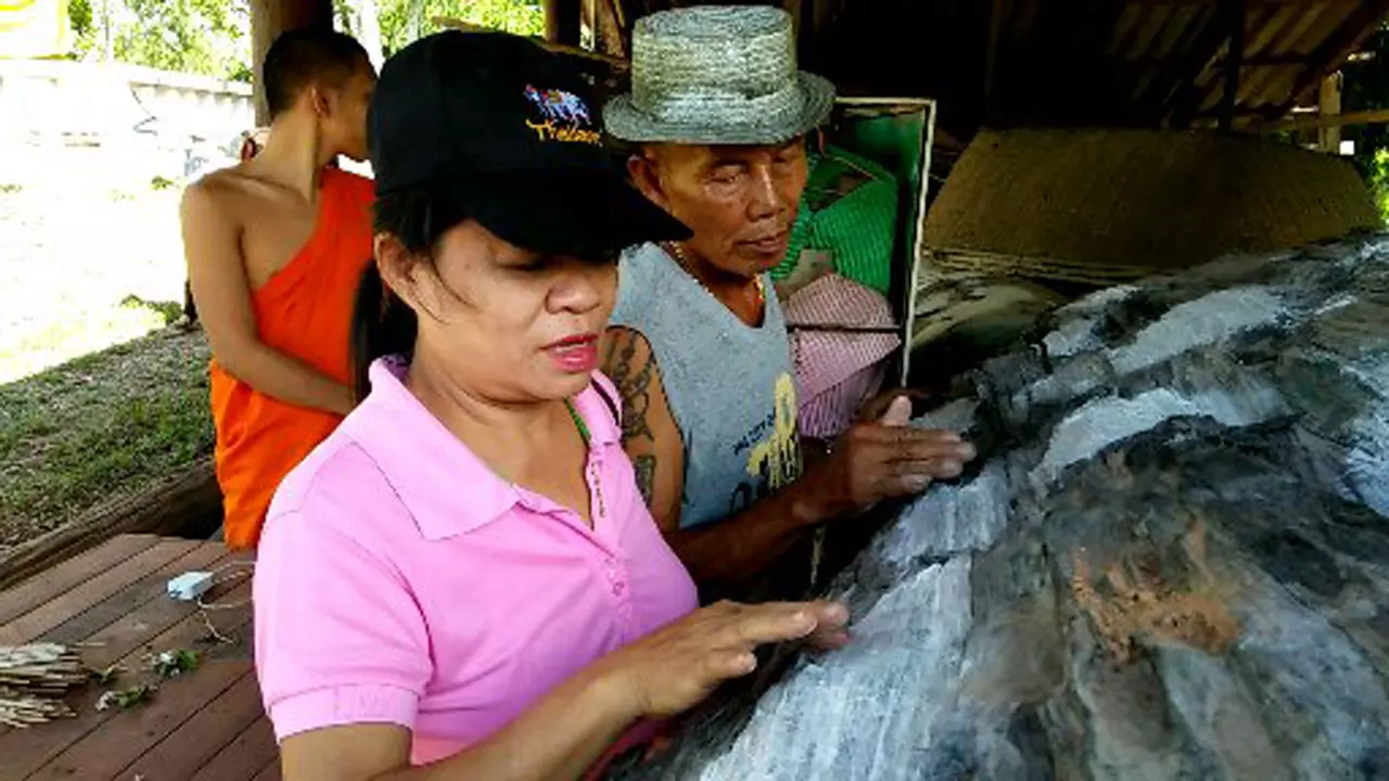 เลขเด็ดเจ้าแม่ตะเคียน! ชัดเจนเต็ม 2 ตา ป้าลูบแป้ง 2ตัวเบิ้ลวิ่งตามนิ้ว
