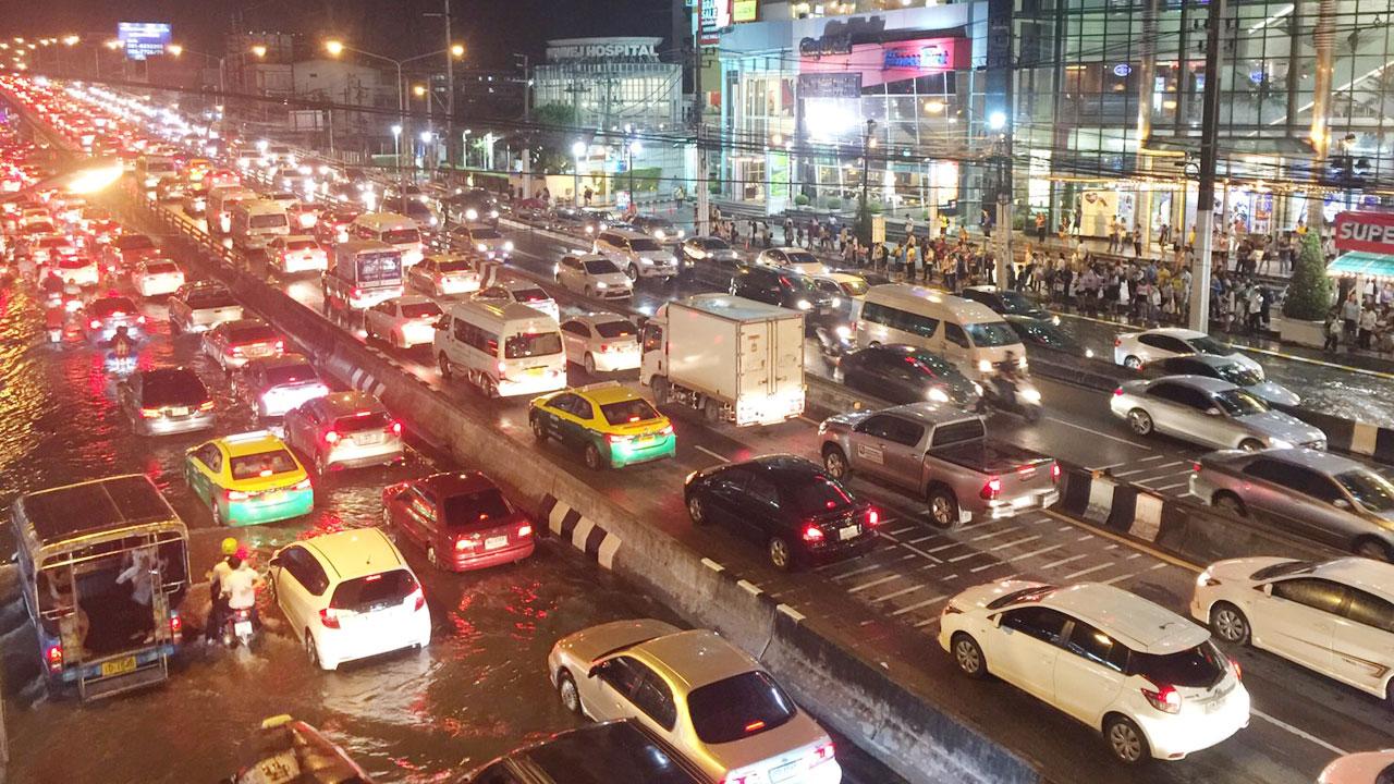 หลังฝนหยุดตก การจรจรยังติดต่อเนื่อง