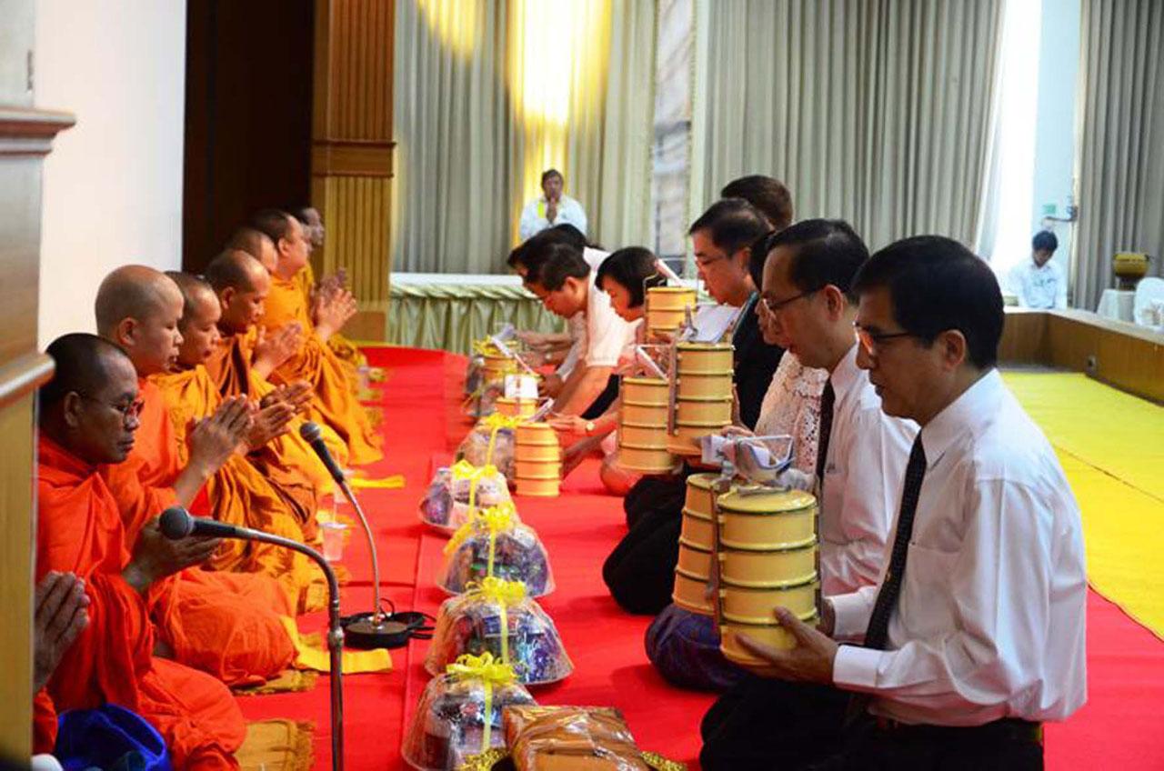 คณะแพทย์ มข.ทำบุญวันคล้ายวันเกิดหลวงพ่อคูณ