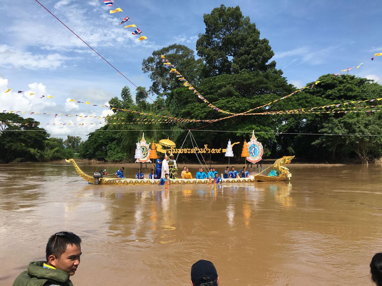 ประเพณี 'อุ้มพระดำน้ำ' หนึ่งเดียวในโลก เพชรบูรณ์