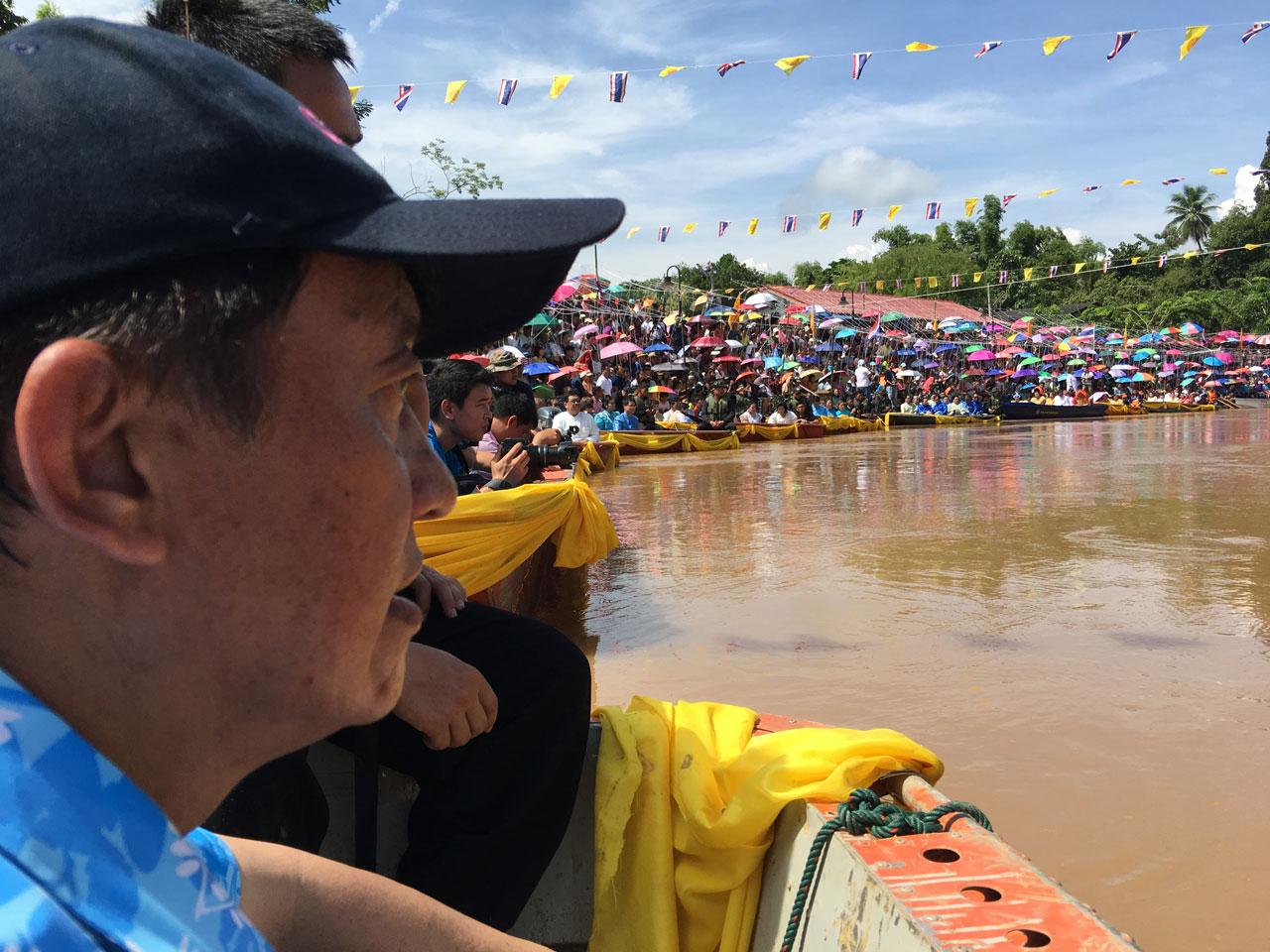 ประชาชนร่วมงานคับคั่ง ประเพณีอุ้มพระดำน้ำ