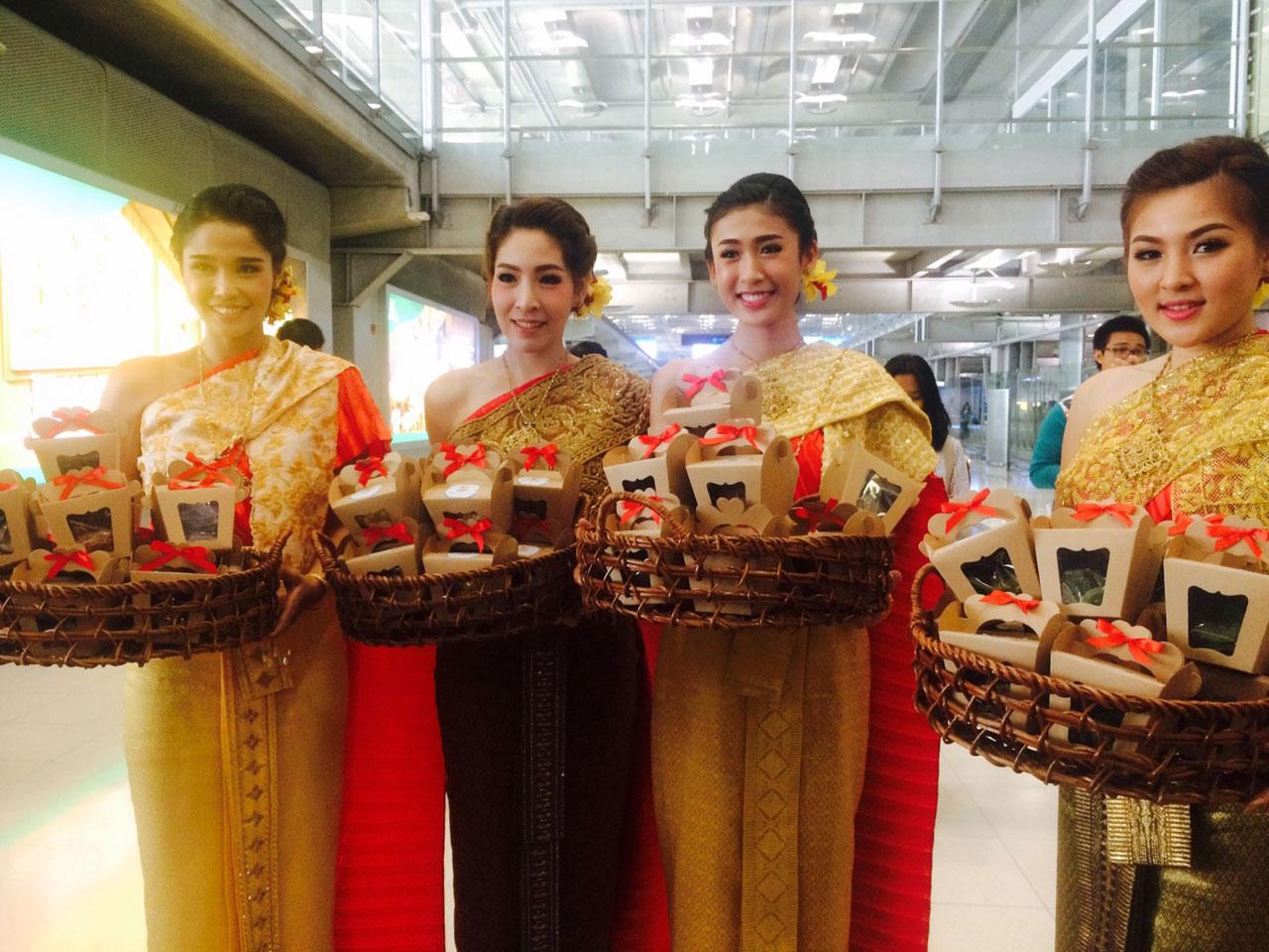 สาวสวย เตรียมนำของที่ระลึกแจก นักท่องเที่ยวจีนที่มาเที่ยวไทยช่วงนี้