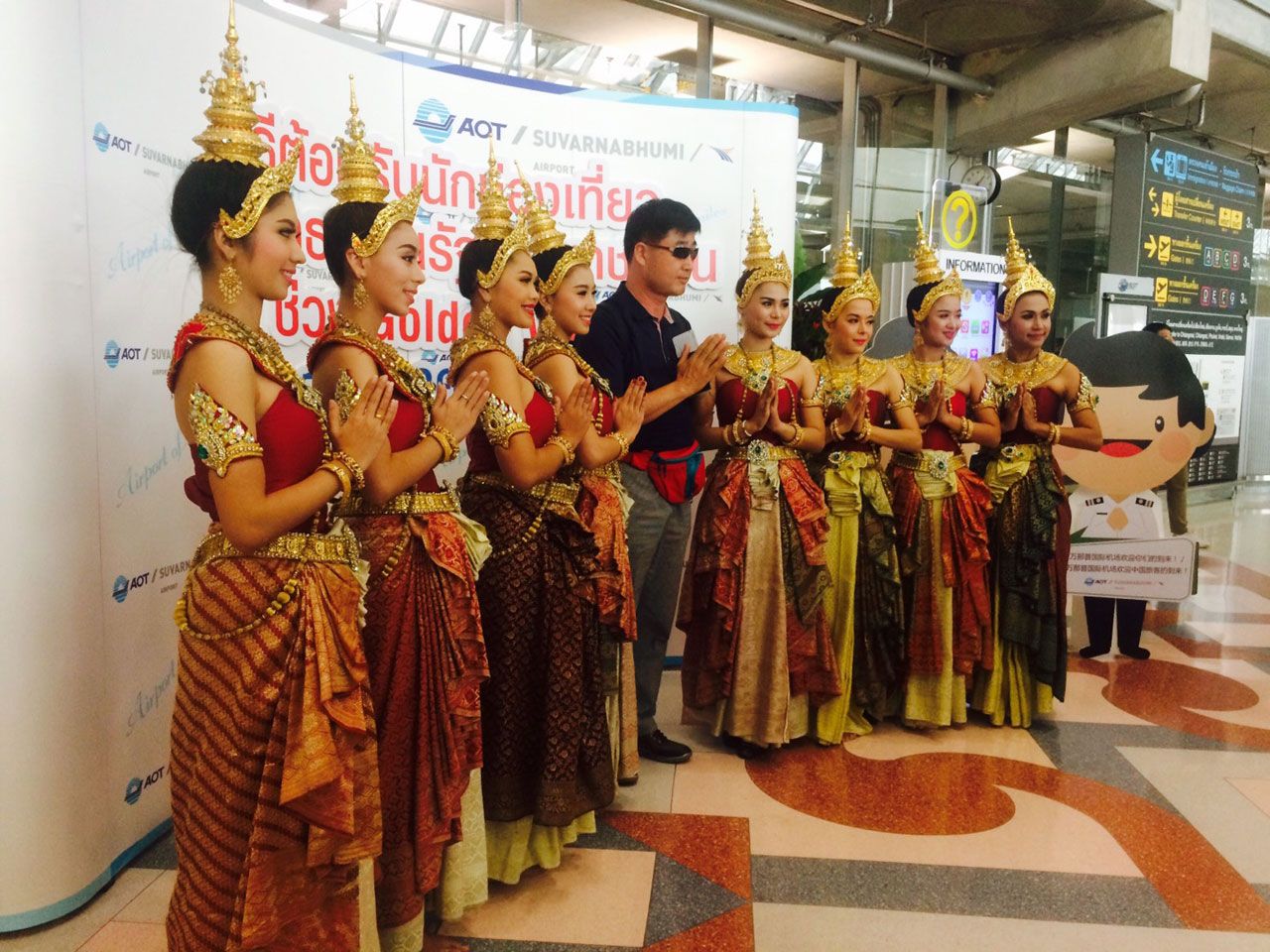 ททท.นำคณะ ต้อนรับนักท่องเที่ยวชาวจีน เดินทางมาเที่ยวไทย ที่สุวรรณภูมิ ช่วงสัปดาห์การเฉลิมฉลองวันชาติจีน หรือ โกลเด้นวีก วันที่ 1-7 ตุลาคม