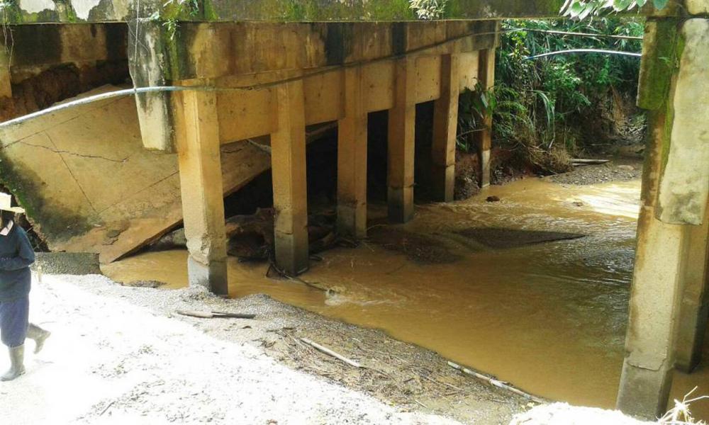 ดินถูกน้ำเชี่ยวเซาะจนเป็นโพรงทำพื้นสะพานพัง ที่น่าน เนื่องจากฝนตกหนัก