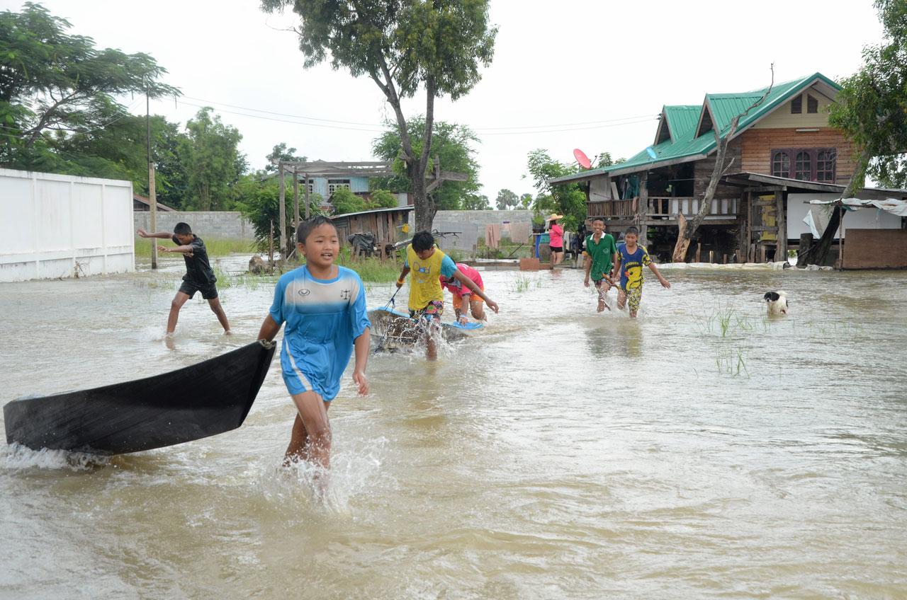 ประชาชนบ้านลำเชิงไกร โคราช ได้รับความยากลำบากจากน้ำท่วมสูง