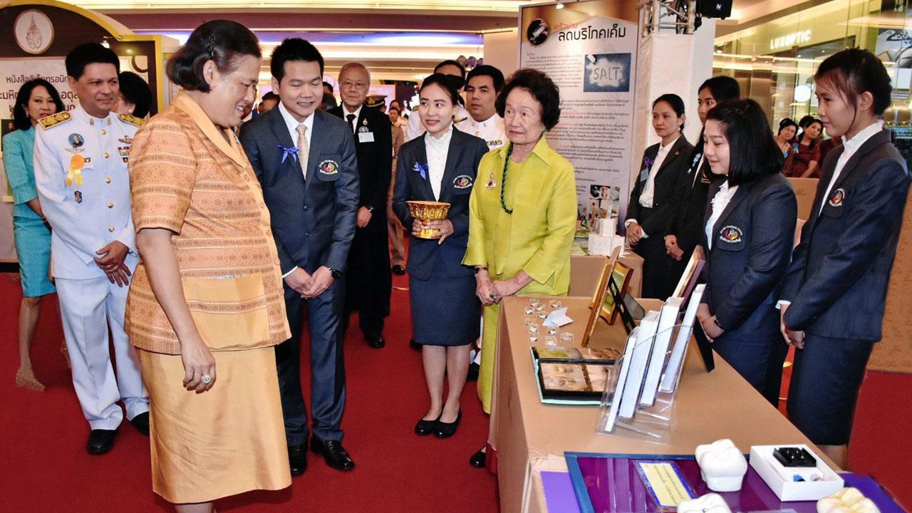 สมเด็จพระเทพรัตนราชสุดาฯ สยามบรมราชกุมารี เสด็จพระราชดำเนินไปทรงเปิดนิทรรศการเฉลิมพระเกียรติ สมเด็จพระมหิตลาธิเบศร อดุลยเดชวิกรม พระบรมราชชนก ณ ศูนย์การค้าสยามพารากอน วันก่อน.