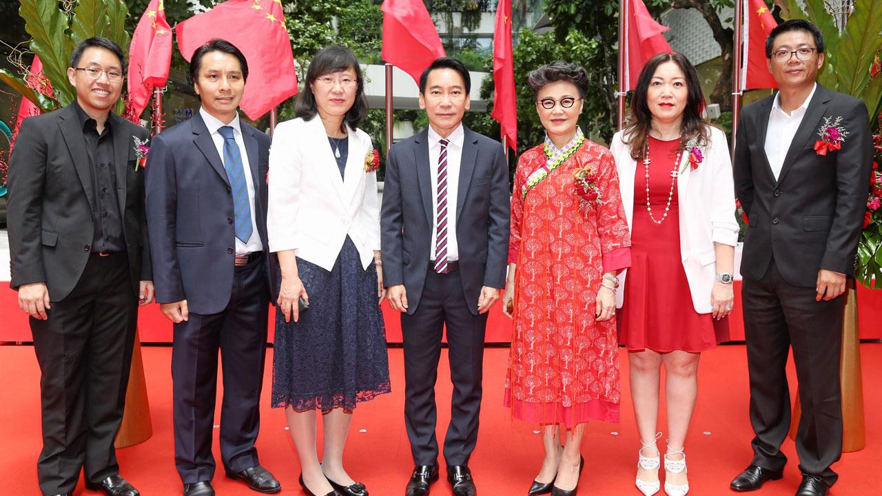 เวลคัม - เกรียงศักดิ์ ตันติพิภพ จัดงาน “Chinese National Holiday Celebration” เพื่อฉลองวันชาติจีนพร้อมต้อนรับลูกค้าชาวจีน โดยมี จาง ซิน หง, ศรีสุดา วนภิญโญศักดิ์, วรลักษณ์ ตุลาภรณ์, เจิ้ง ผิงฝู, พอล เฉิน และ สิทธิโชค นพชินบุตร มาร่วมงานด้วย ที่ดิ เอ็มควอเทียร์ วันก่อน.