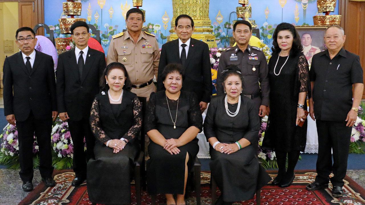 ปลายทางชีวิต - พล.อ.ชัยณรงค์ หนุนภักดี อดีตรองผู้บัญชาการทหารสูงสุด เป็นประธานในพิธีสวดพระอภิธรรมศพ พล.ต.อ.องอาจ ผุดผาด โดยมี พล.ต.อ.เดชณรงค์ สุทธิชาญบัญชา, พล.ร.ท.ธานี ผุดผาด และ กฤกสิทธิ์ ศิริยงค์ มาร่วมในพิธีด้วย ที่ศาลาเตชะอิทธิพร วัดเทพศิรินทราวาส ค่ำวันก่อน.