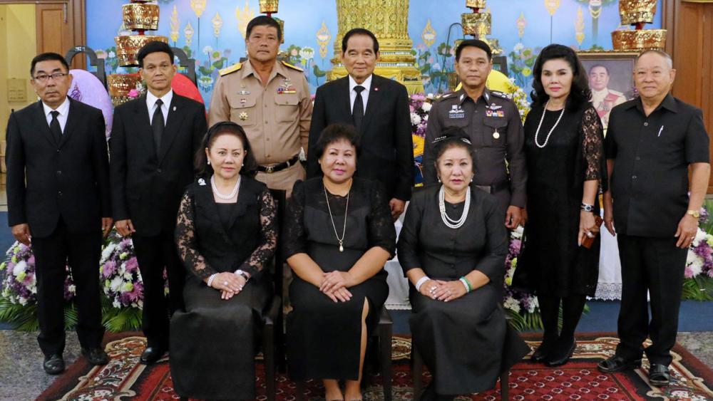 ปลายทางชีวิต - พล.อ.ชัยณรงค์ หนุนภักดี อดีตรองผู้บัญชาการทหารสูงสุด เป็นประธานในพิธีสวดพระอภิธรรมศพ พล.ต.อ.องอาจ ผุดผาด โดยมี พล.ต.อ.เดชณรงค์ สุทธิชาญบัญชา, พล.ร.ท.ธานี ผุดผาด และ กฤกสิทธิ์ ศิริยงค์ มาร่วมในพิธีด้วย ที่ศาลาเตชะอิทธิพร วัดเทพศิรินทราวาส ค่ำวันก่อน.