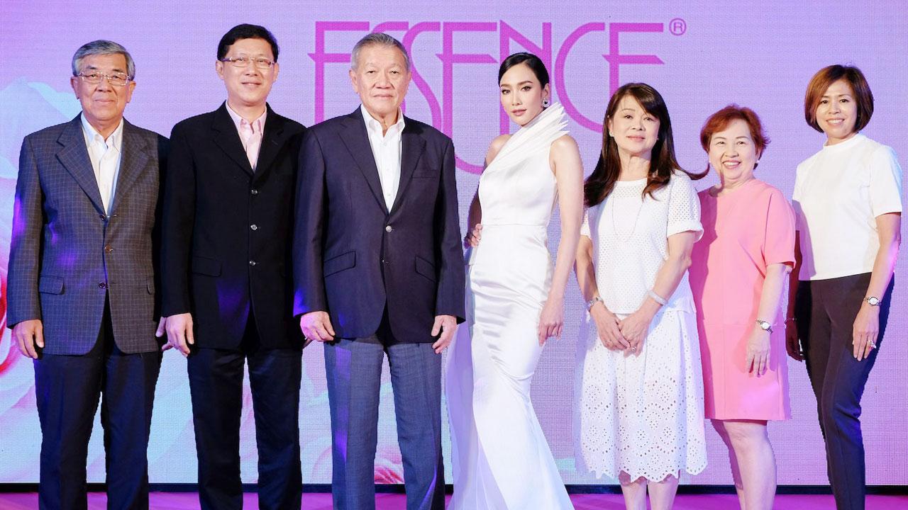 หอมมาก - บุญเกียรติ โชควัฒนา เปิดตัวโฉมใหม่ของผลิตภัณฑ์ซักผ้า “เอสเซ้นซ์” สูตรเพิ่มความหอมลดกลิ่นอับชื้นได้ดีกว่าเดิม พร้อมแนะนำแบรนด์แอมบาสเดอร์ อั้ม–พัชราภา ไชยเชื้อ โดยมี นงลักษณ์ เตชะบุญเอนก และ สมศักดิ์ อัศวรุ่งสกุล มาร่วมงานด้วย ที่เซ็นทรัลเวิลด์ วันก่อน.