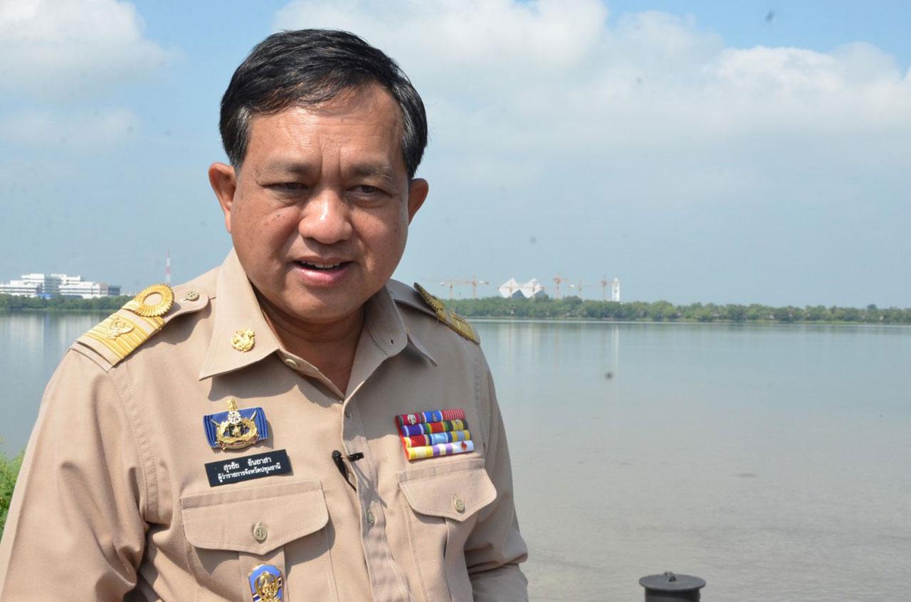 นายสุรชัย ขันอาสา ผู้ว่าราชการจังหวัดปทุมธานี ลงพื้นที่สั่งผันน้ำเข้าสระพระราม 9
