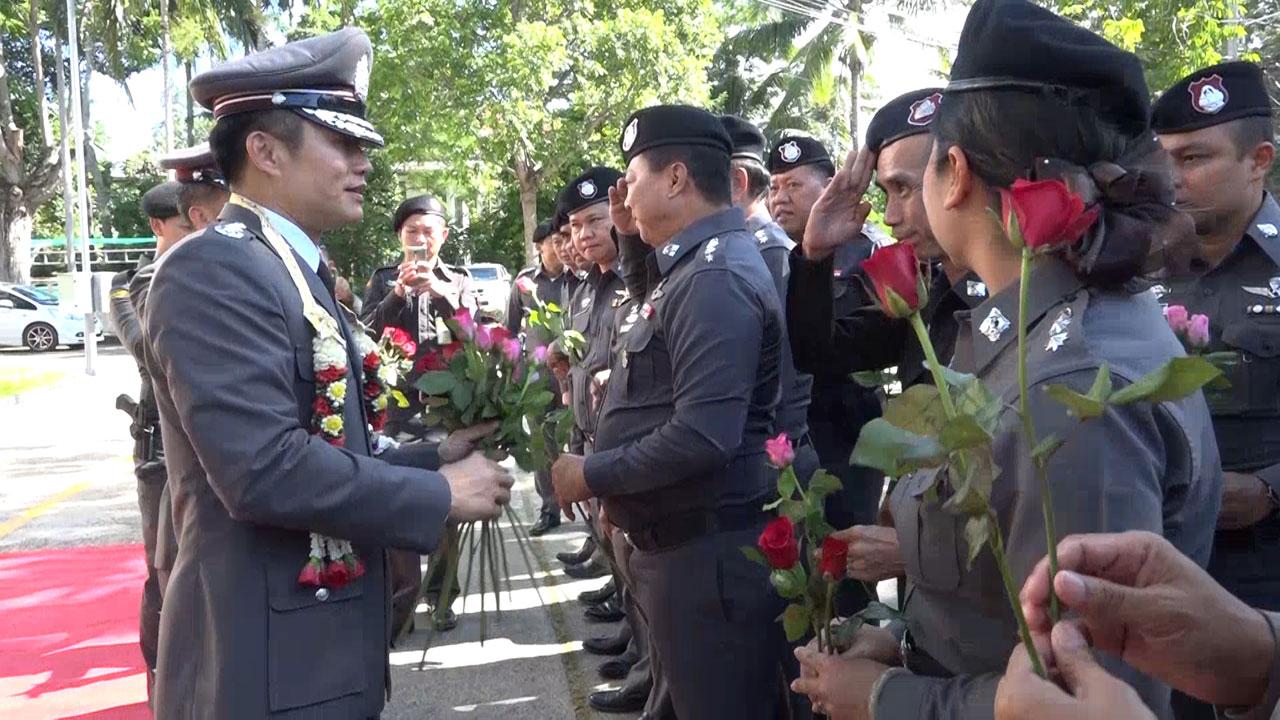 รับมอบดอกไม้จากกำลังพล