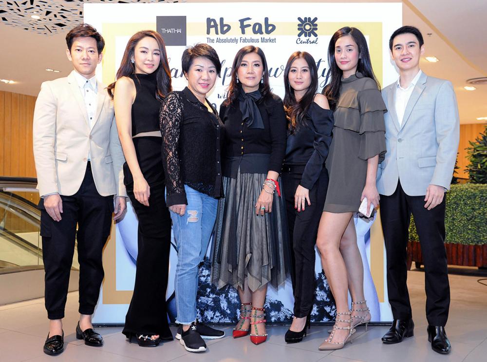 ช็อปเพลิน - ปิยวรรณ ลีละสมภพ และ อานันท์ทวีป ชยางกูร ณ อยุธยา จัดงาน “Ab Fab Market” ตลาดนัดสุดชิคของเหล่าดาราและเซเลบริตี้ โดยมี ม.ล.รัชฎาราศี ชยางกูร, ปานวาด บุญยรัตกลิน, หทัยชนก สุวรรณทรรภ และ ขวัญข้าว เศวตวิมล มาร่วมงานด้วย ที่เซ็นทรัล ชิดลม วันก่อน.