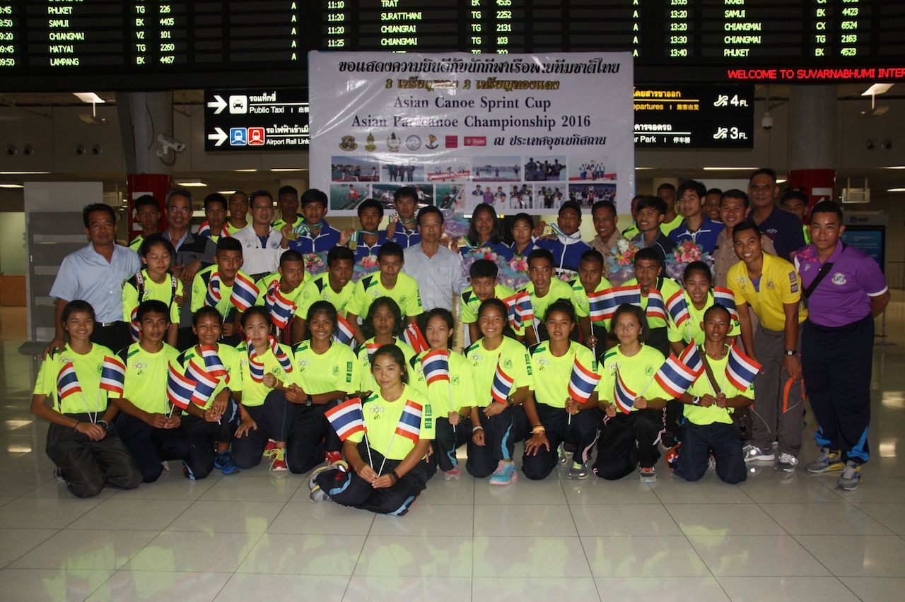 ผู้บริหารสมาคมเรือพายและเหล่านักกีฬาดาวรุ่งร่วมให้การต้อนรับ