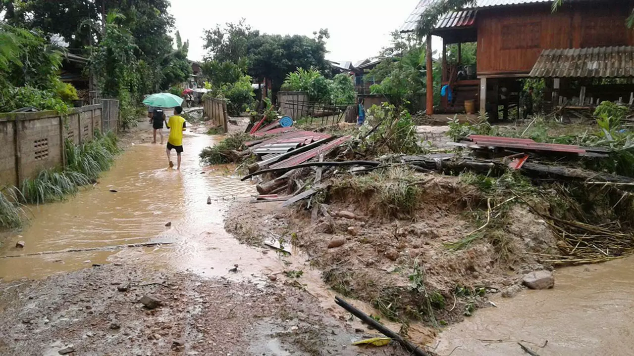 แพร่-ลำปาง ฝนหนัก น้ำป่าหลาก ดินโคลนถล่มปิดถนน จนท.เร่งเคลียร์